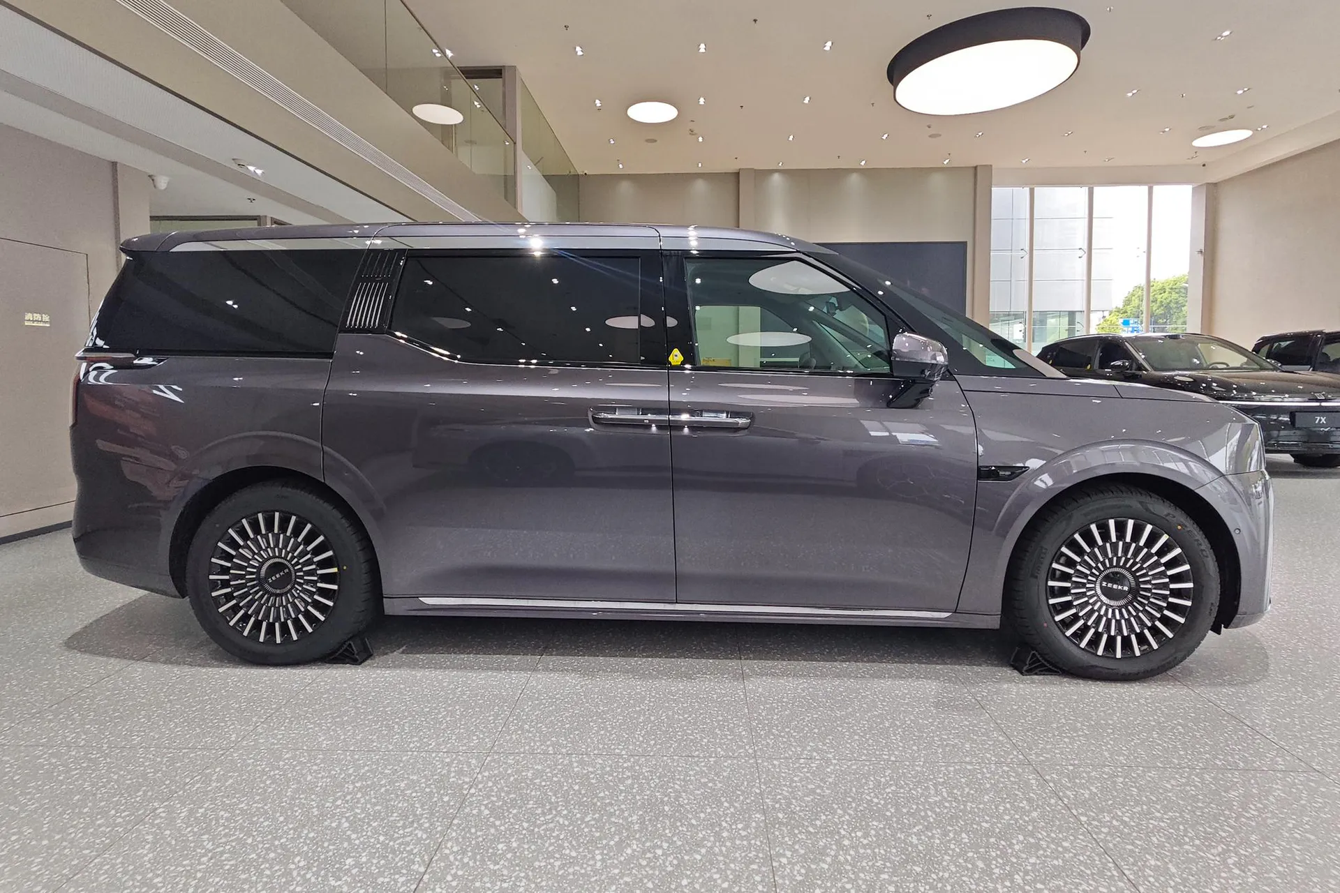  009 7-Seater Aisle RWD 108kWh