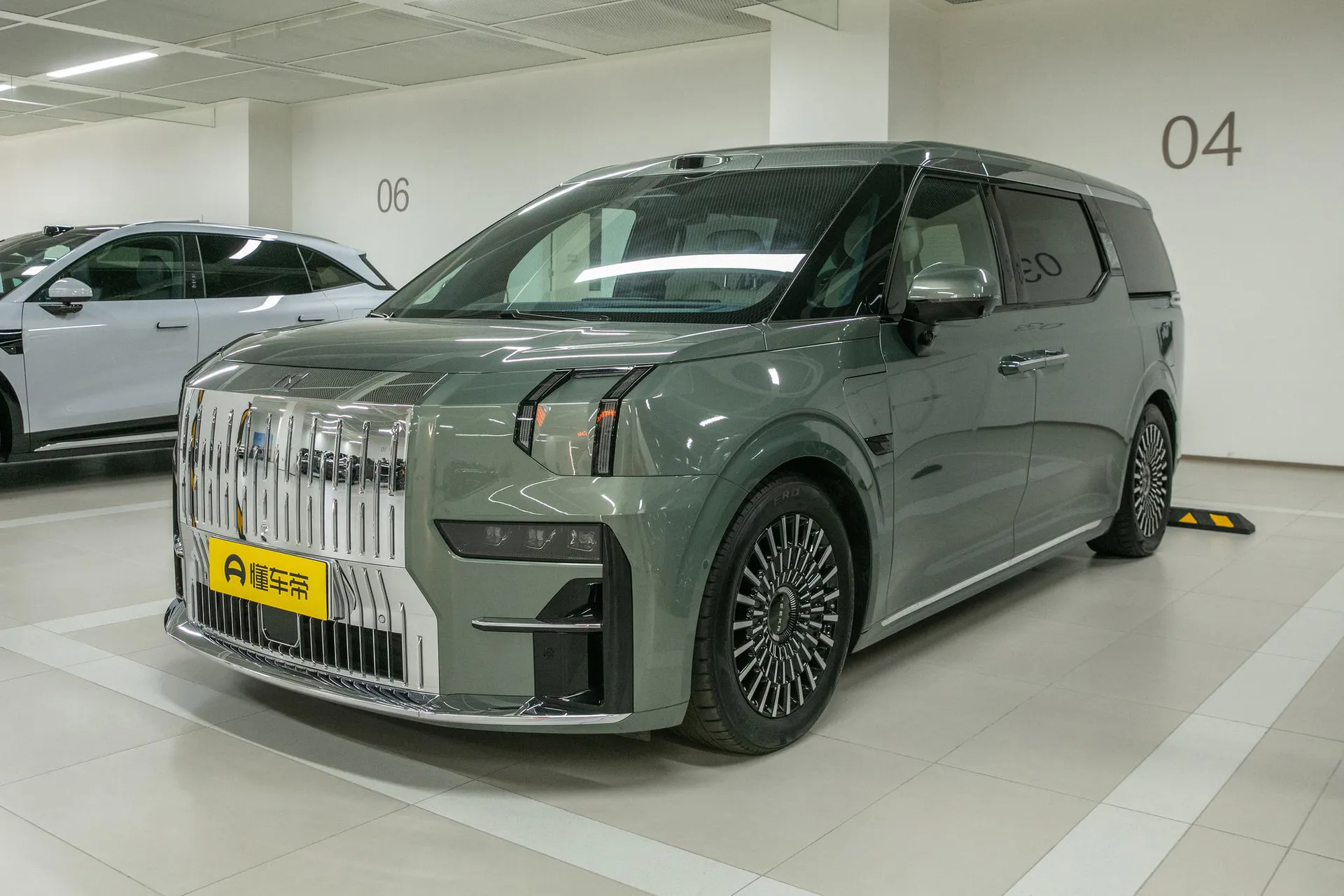  009 7-Seater Aisle RWD 108kWh