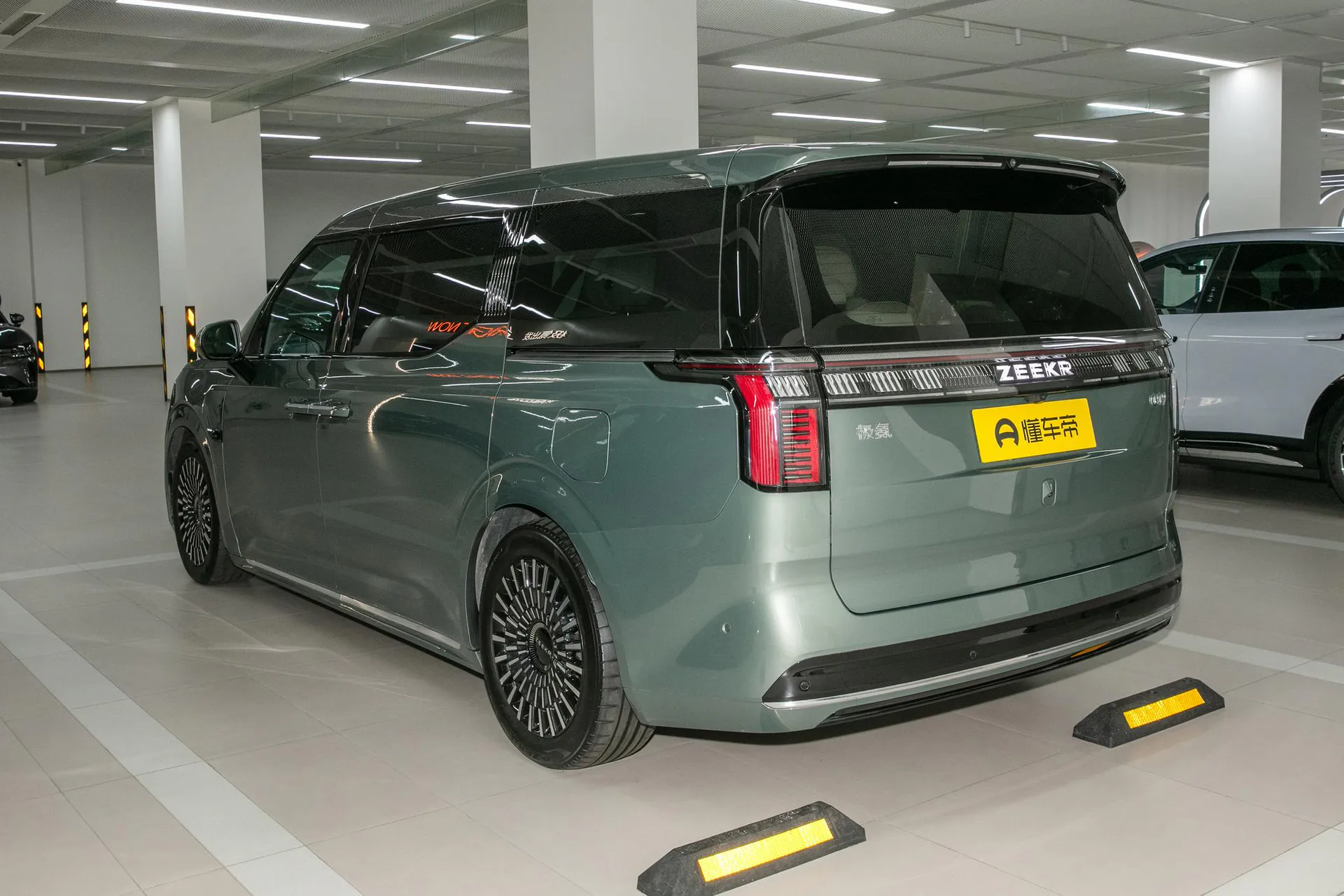  009 7-Seater Aisle RWD 108kWh