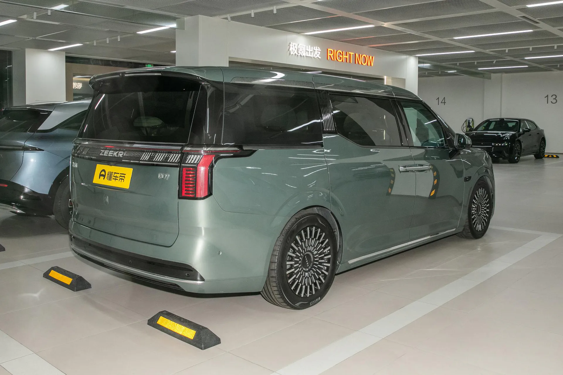  009 7-Seater Aisle RWD 108kWh
