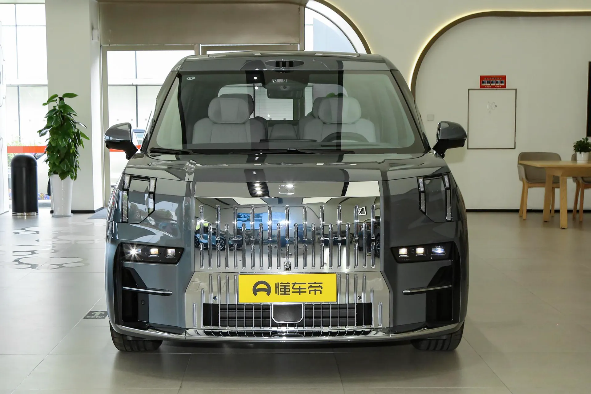 009 7-Seater Aisle RWD 108kWh
