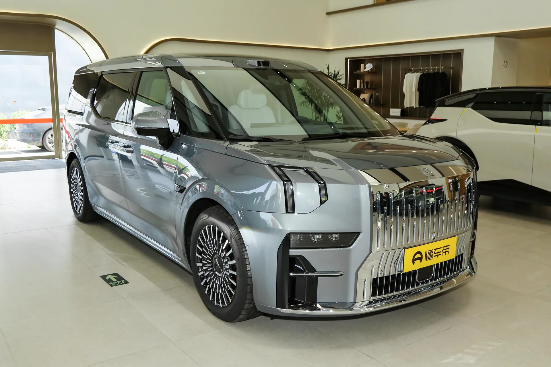  009 7-Seater Aisle RWD 108kWh