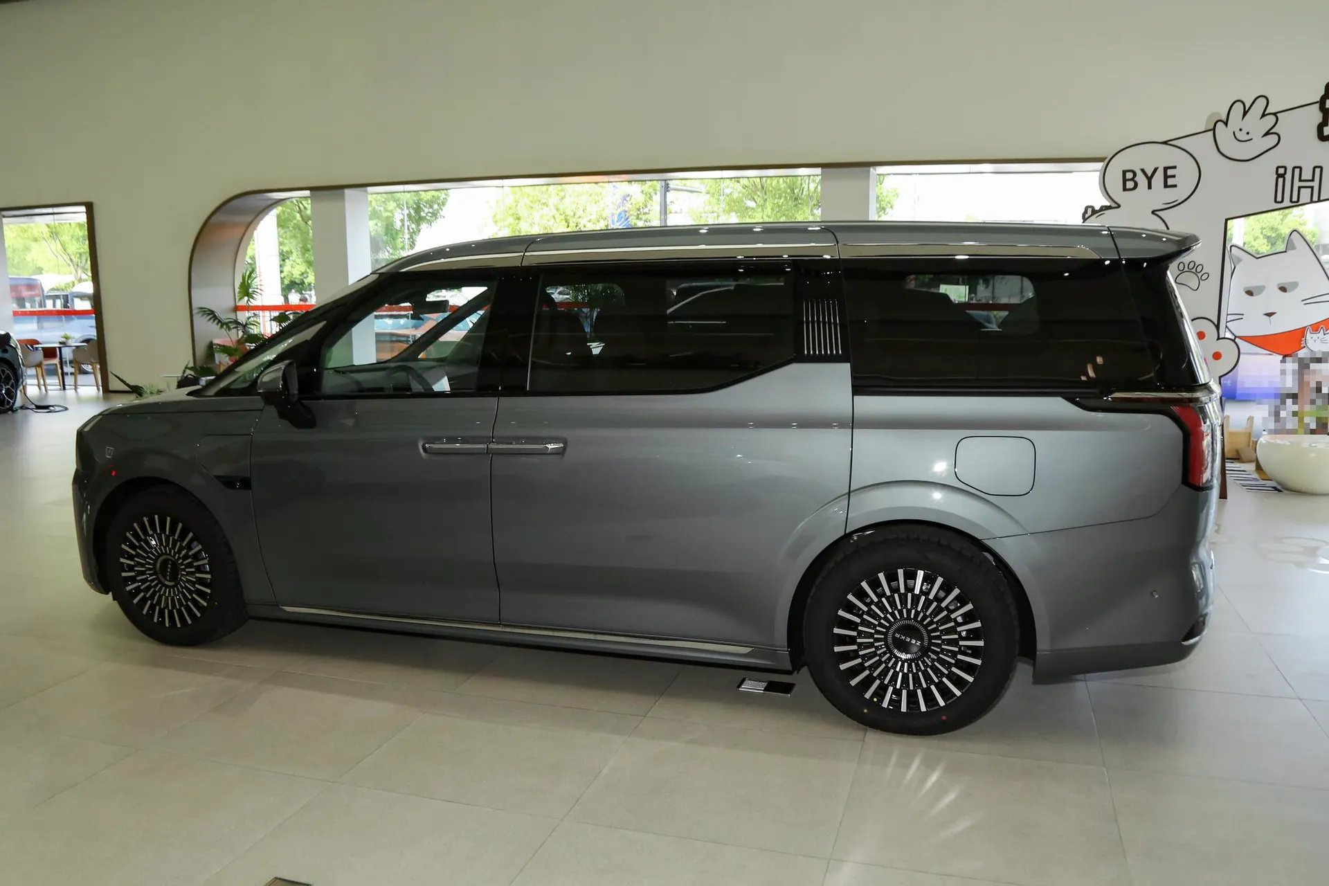 009 7-Seater Aisle RWD 108kWh