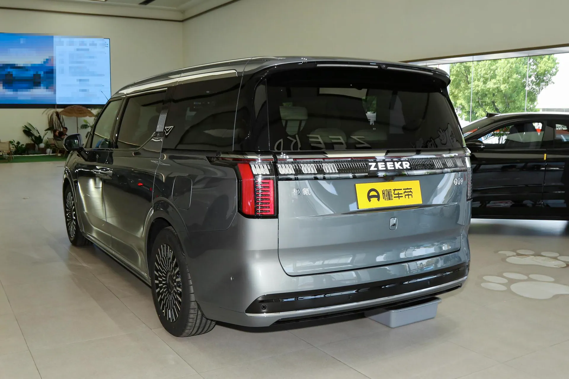  009 7-Seater Aisle RWD 108kWh