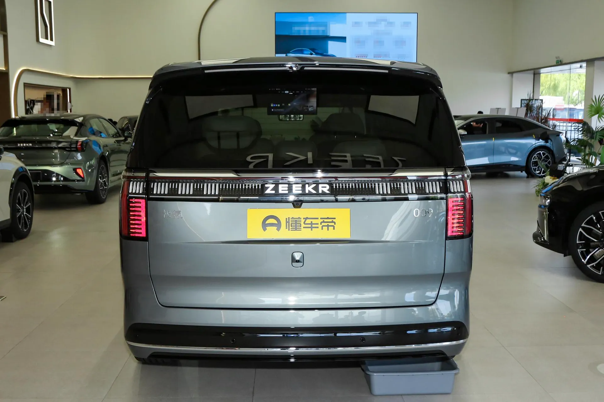  009 7-Seater Aisle RWD 108kWh