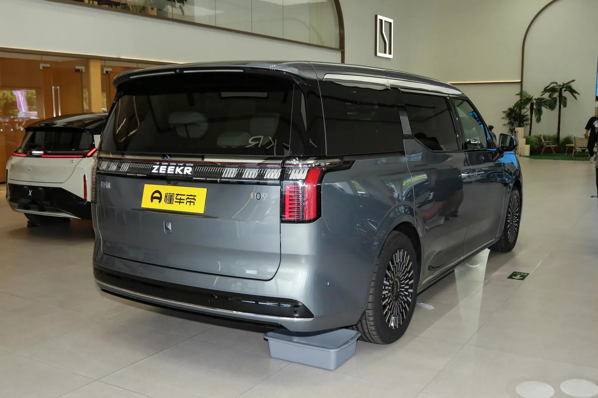  009 7-Seater Aisle RWD 108kWh
