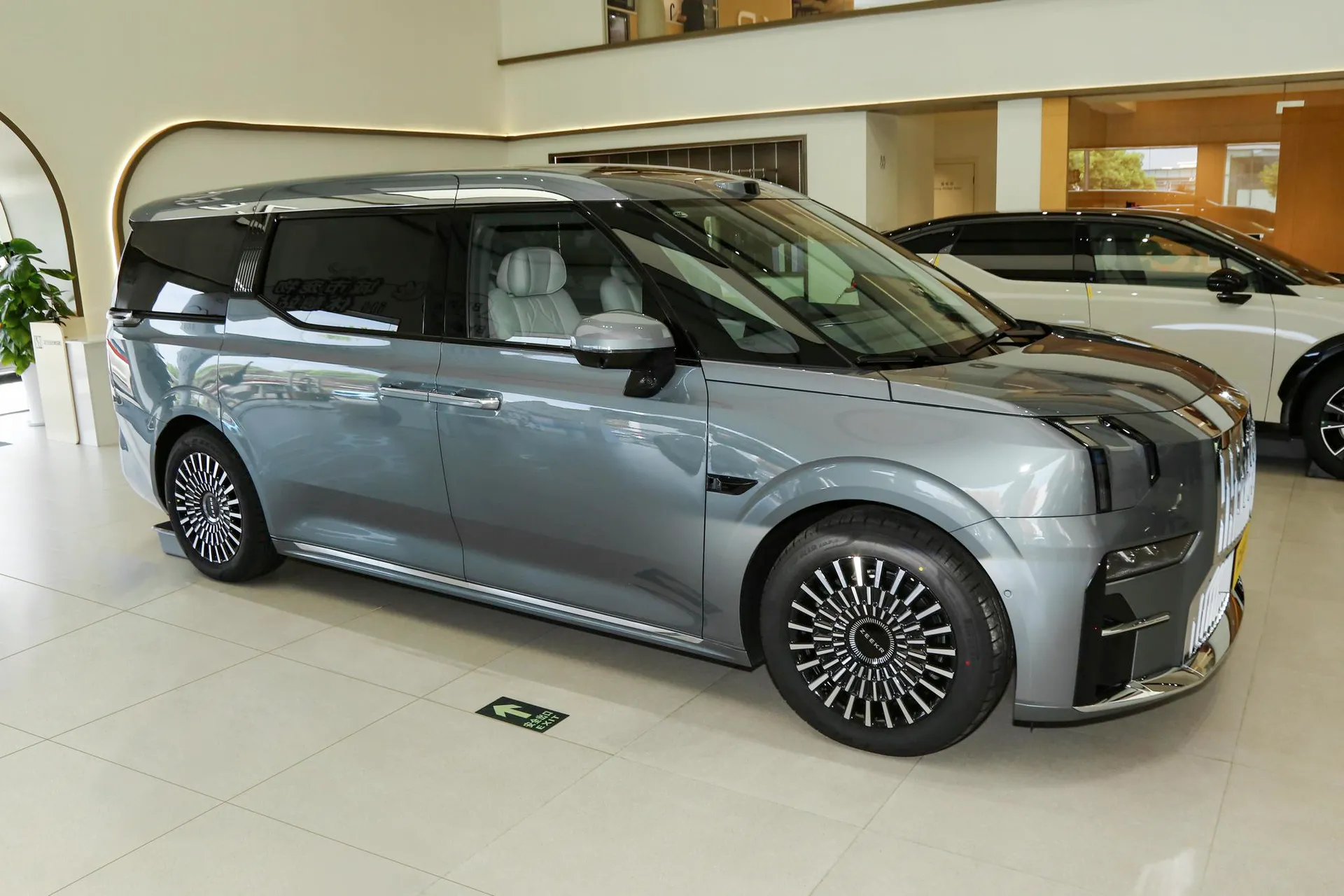  009 7-Seater Aisle RWD 108kWh