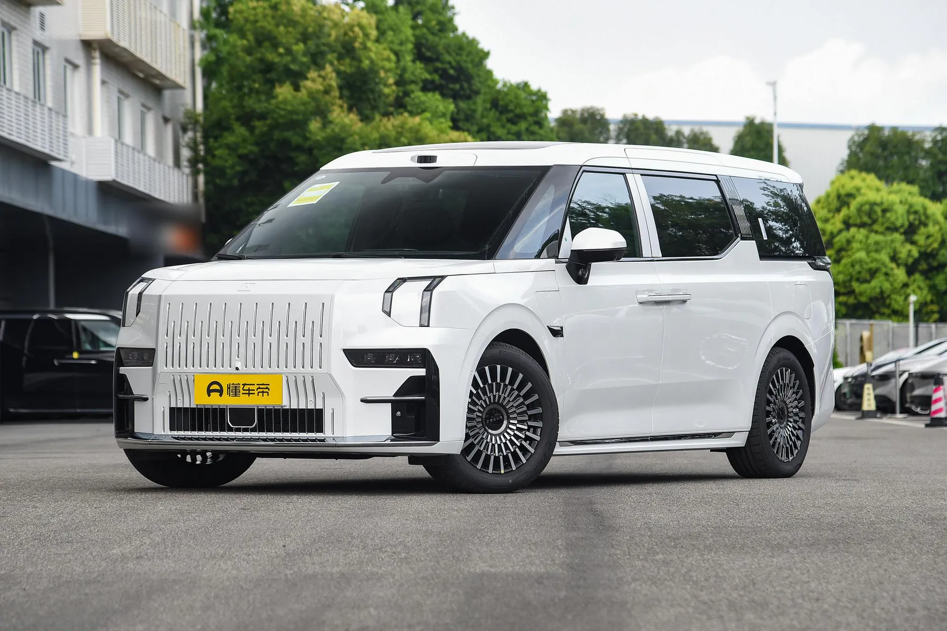  009 7-Seater Aisle RWD 108kWh