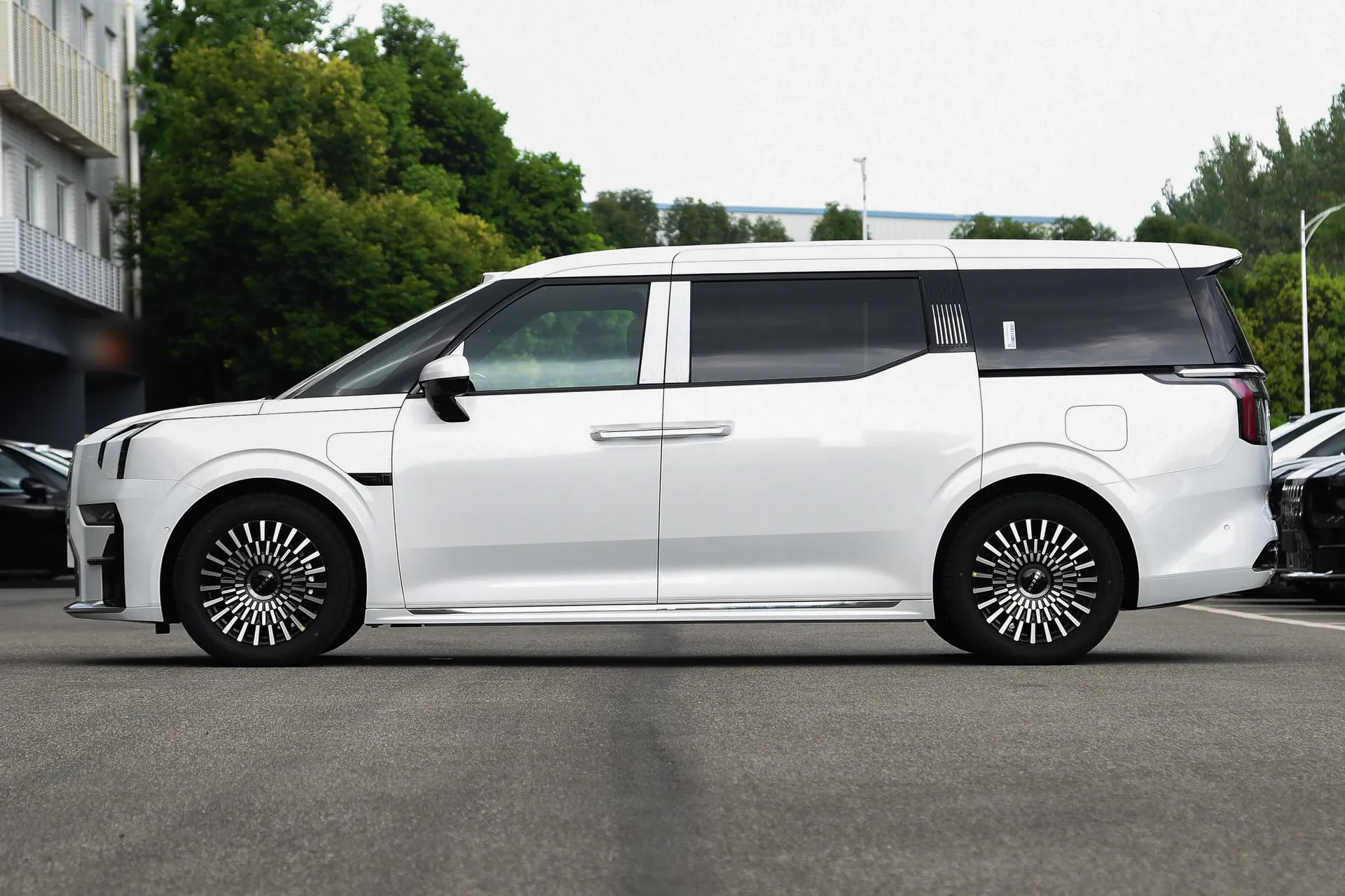  009 7-Seater Aisle RWD 108kWh
