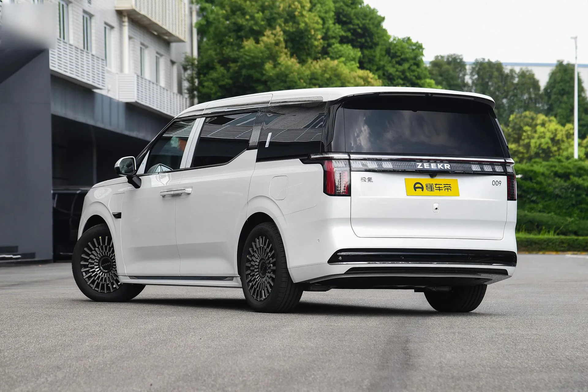  009 7-Seater Aisle RWD 108kWh