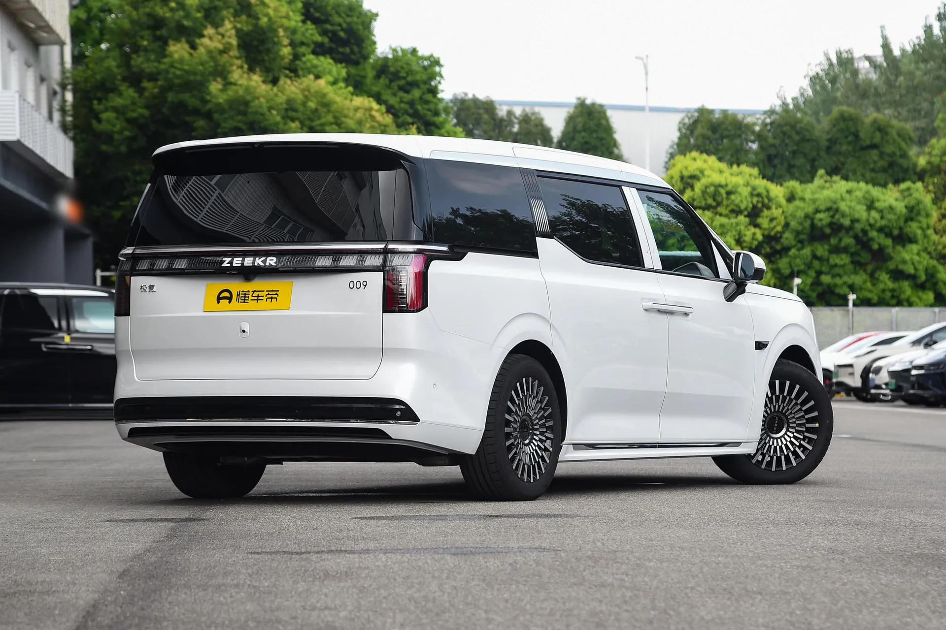  009 7-Seater Aisle RWD 108kWh