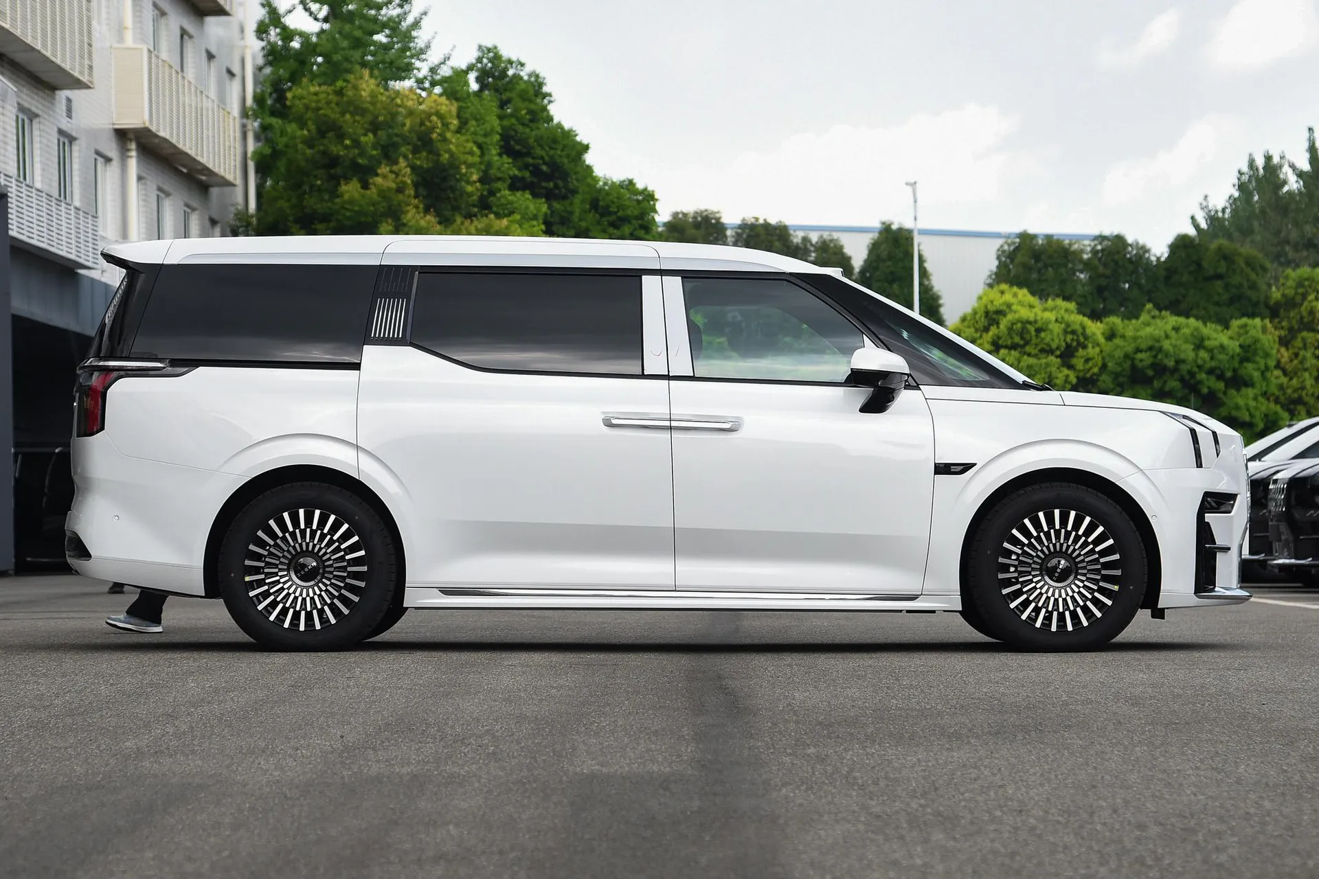 009 7-Seater Aisle RWD 108kWh