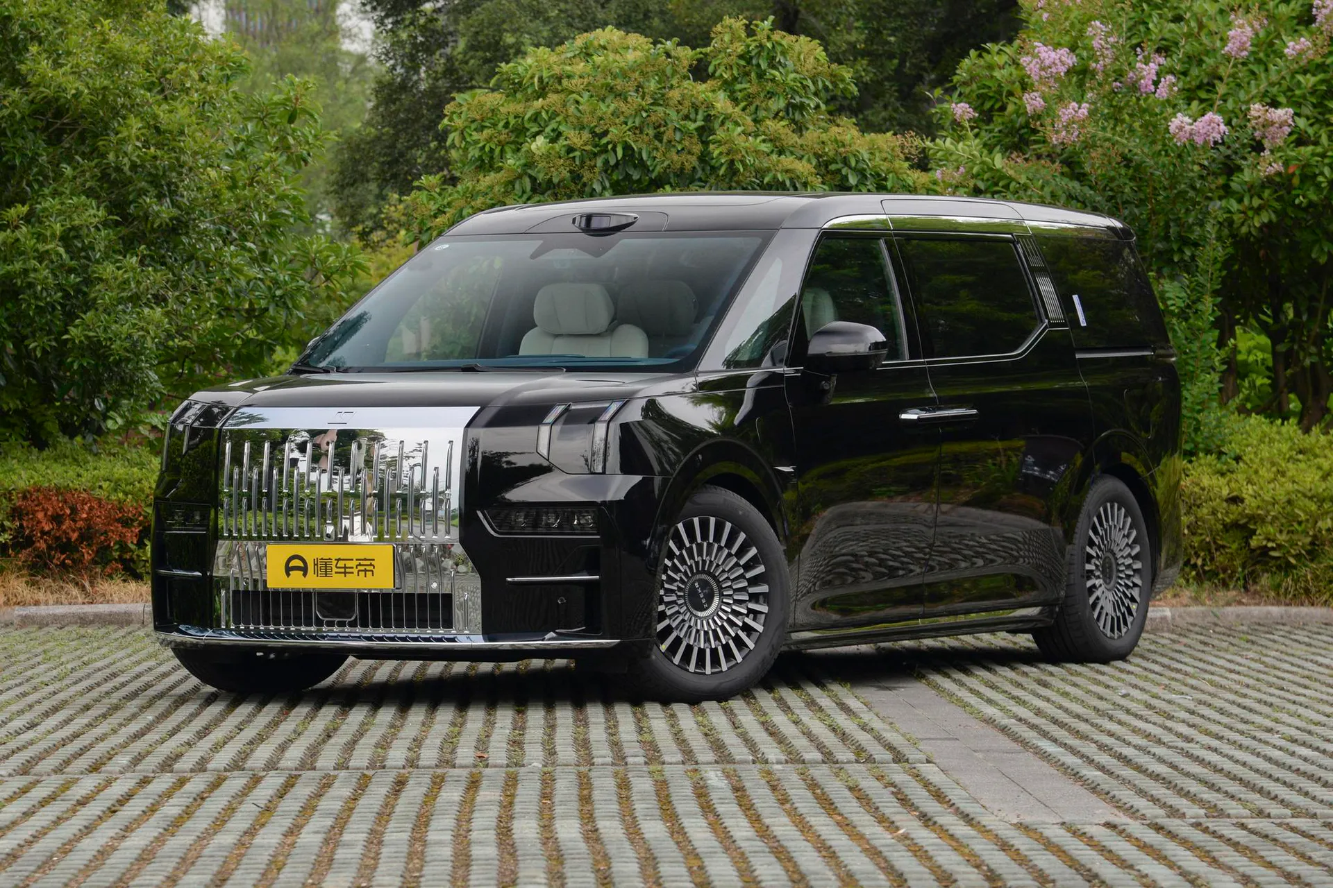  009 7-Seater Aisle AWD 108kWh