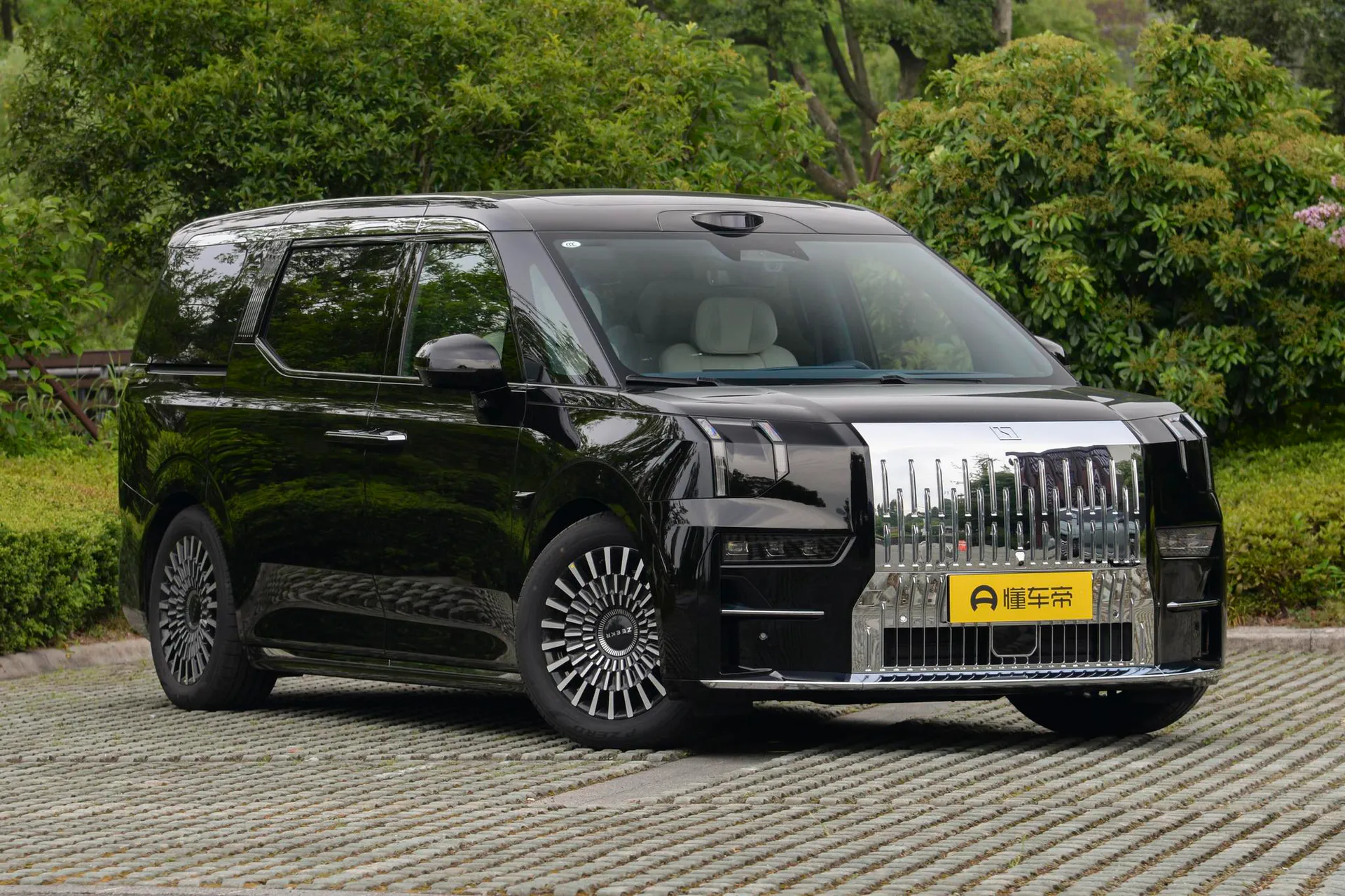  009 7-Seater Aisle AWD 108kWh