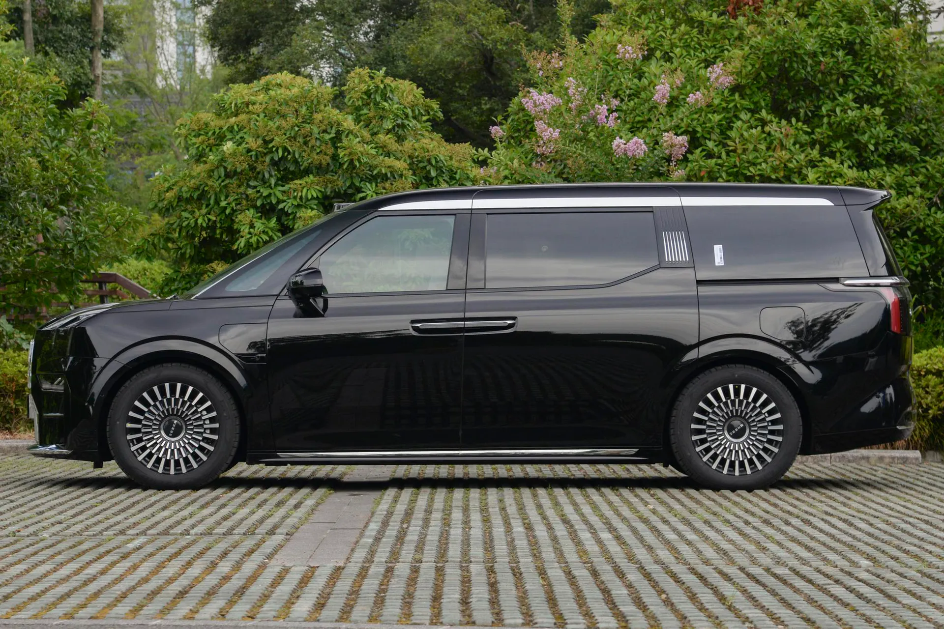  009 7-Seater Aisle AWD 108kWh