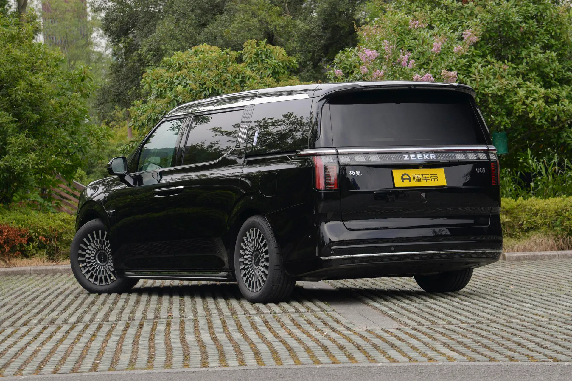  009 7-Seater Aisle AWD 108kWh