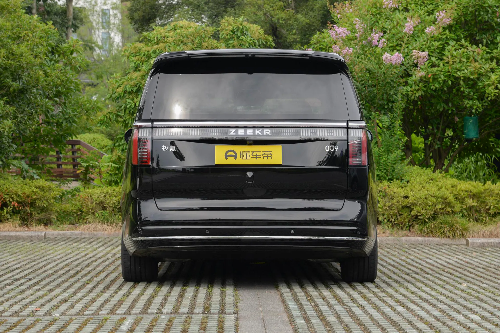  009 7-Seater Aisle AWD 108kWh
