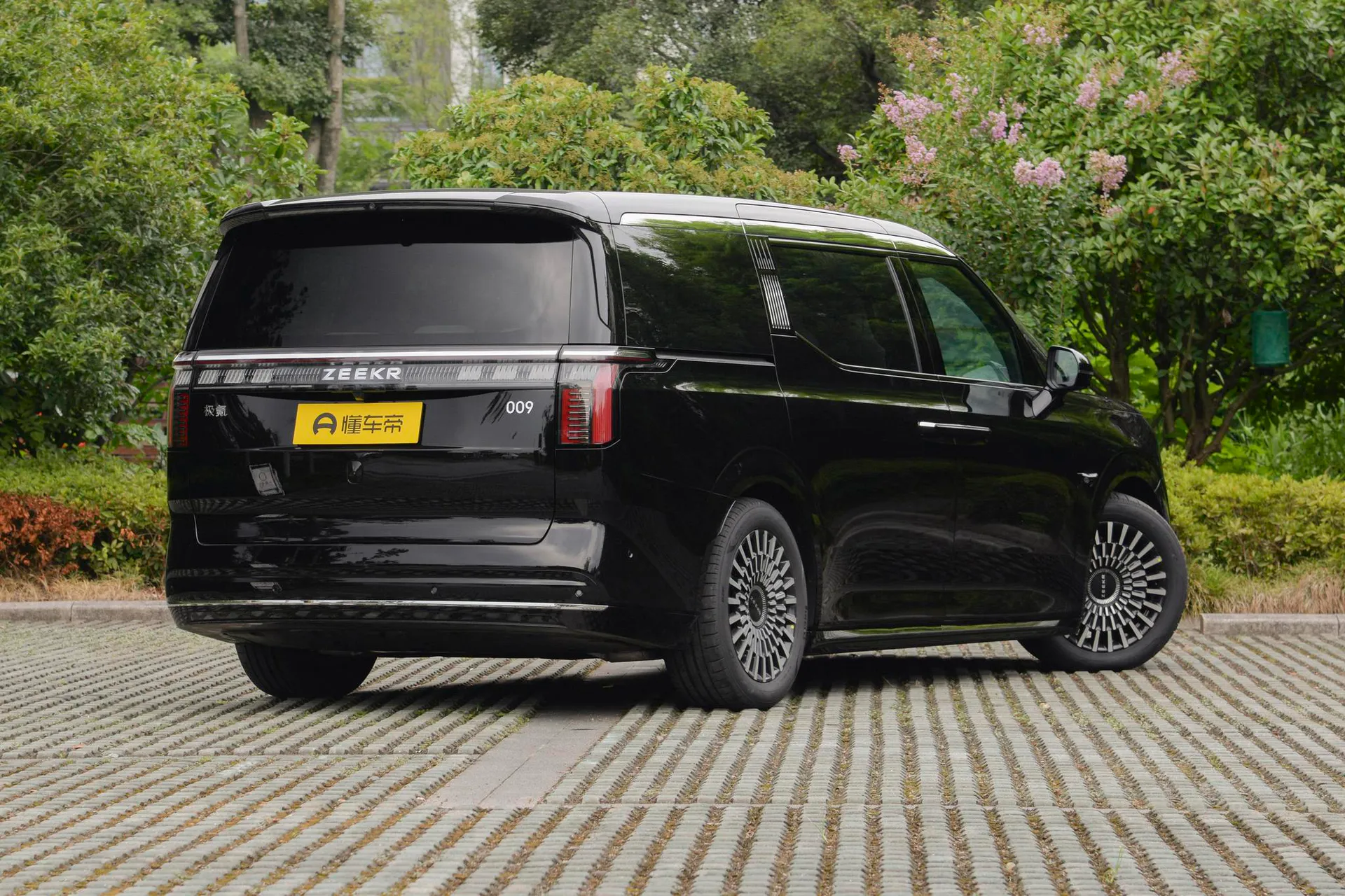  009 7-Seater Aisle AWD 108kWh