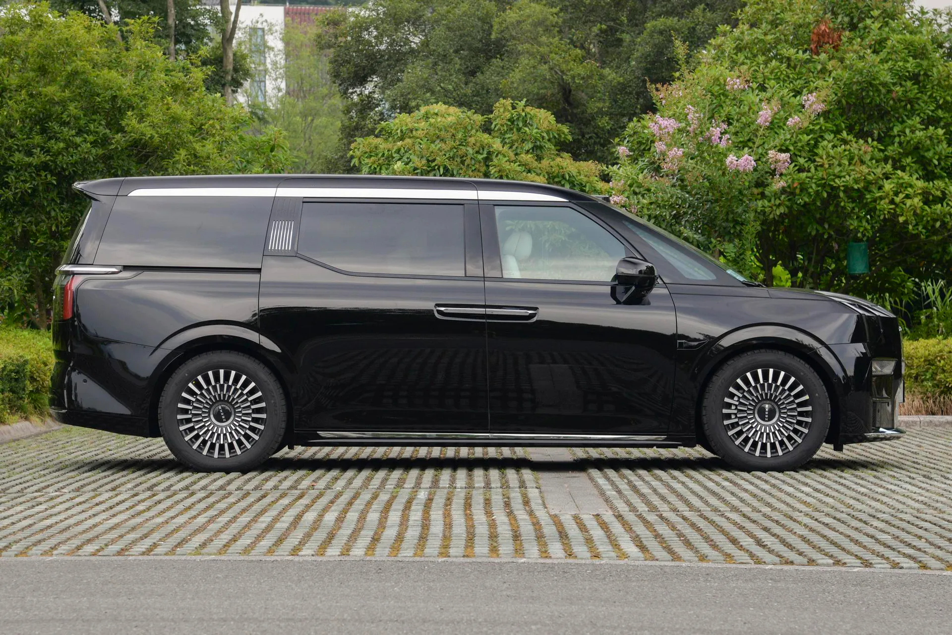 009 7-Seater Aisle AWD 108kWh