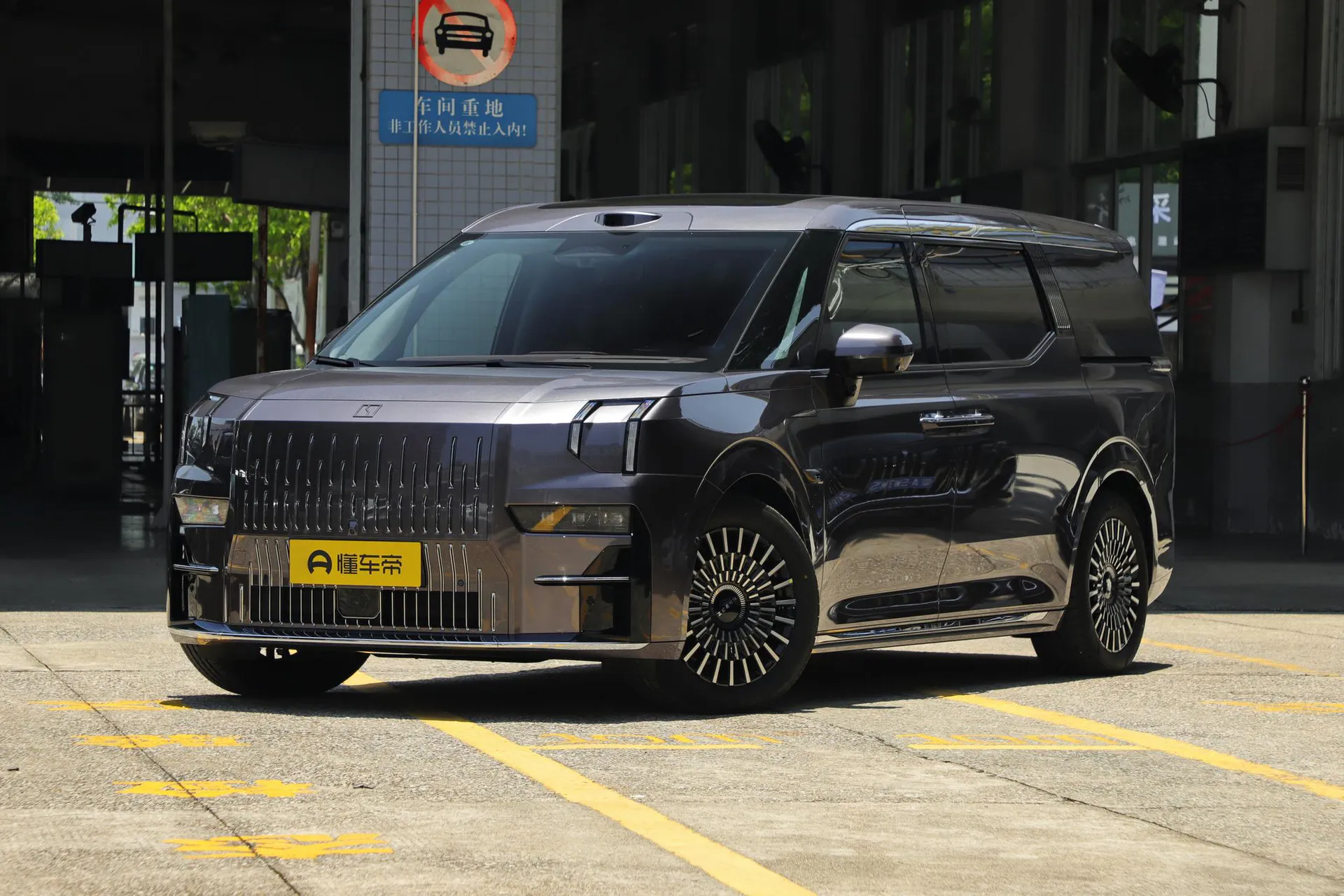  009 7-Seater Aisle AWD 108kWh
