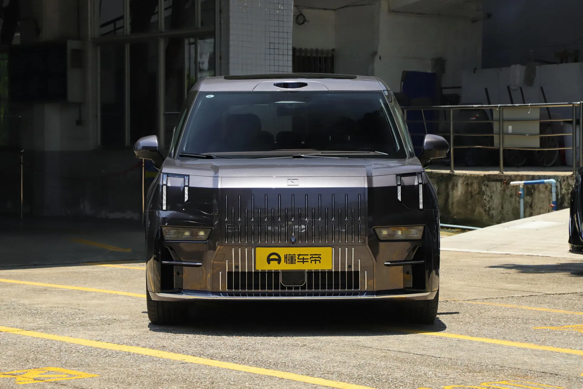 009 7-Seater Aisle AWD 108kWh