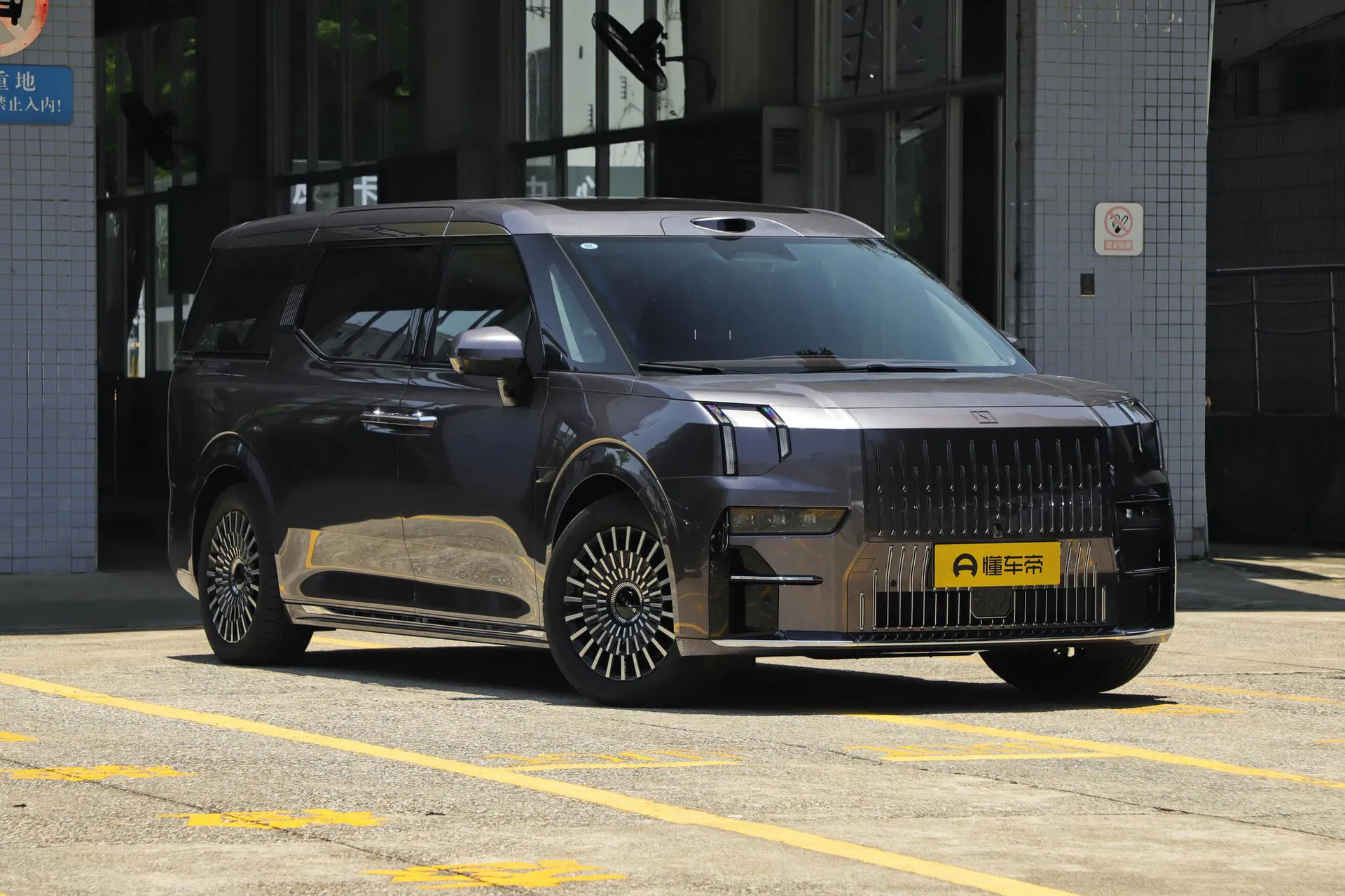  009 7-Seater Aisle AWD 108kWh