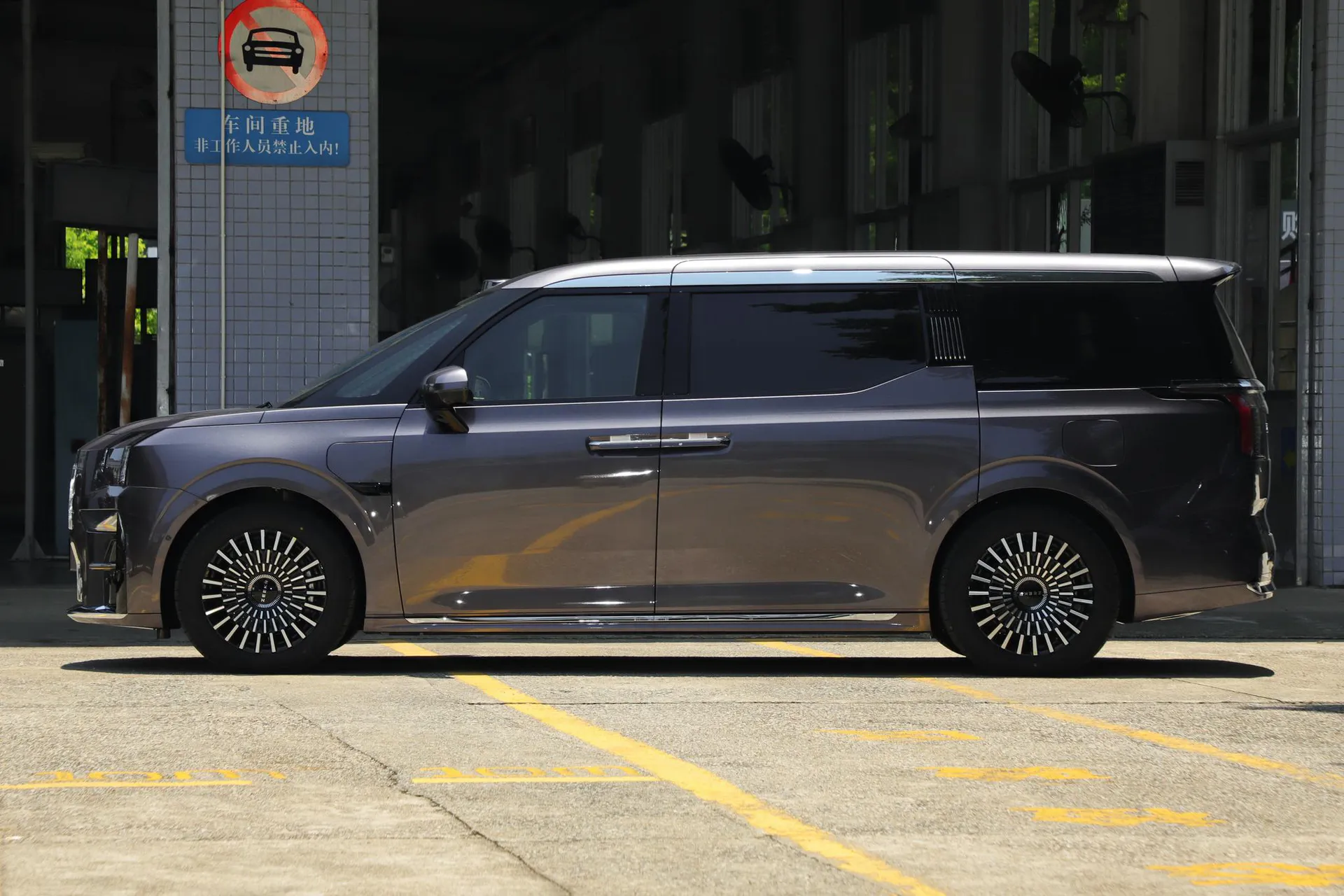  009 7-Seater Aisle AWD 108kWh