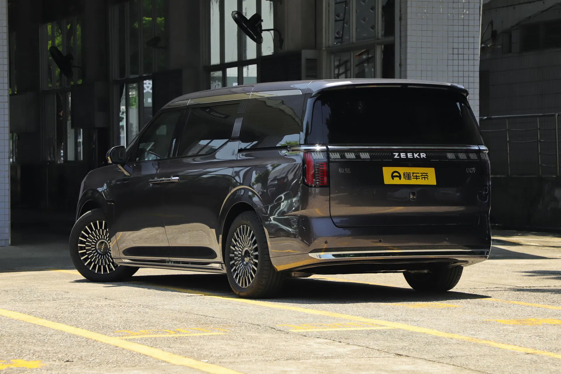  009 7-Seater Aisle AWD 108kWh