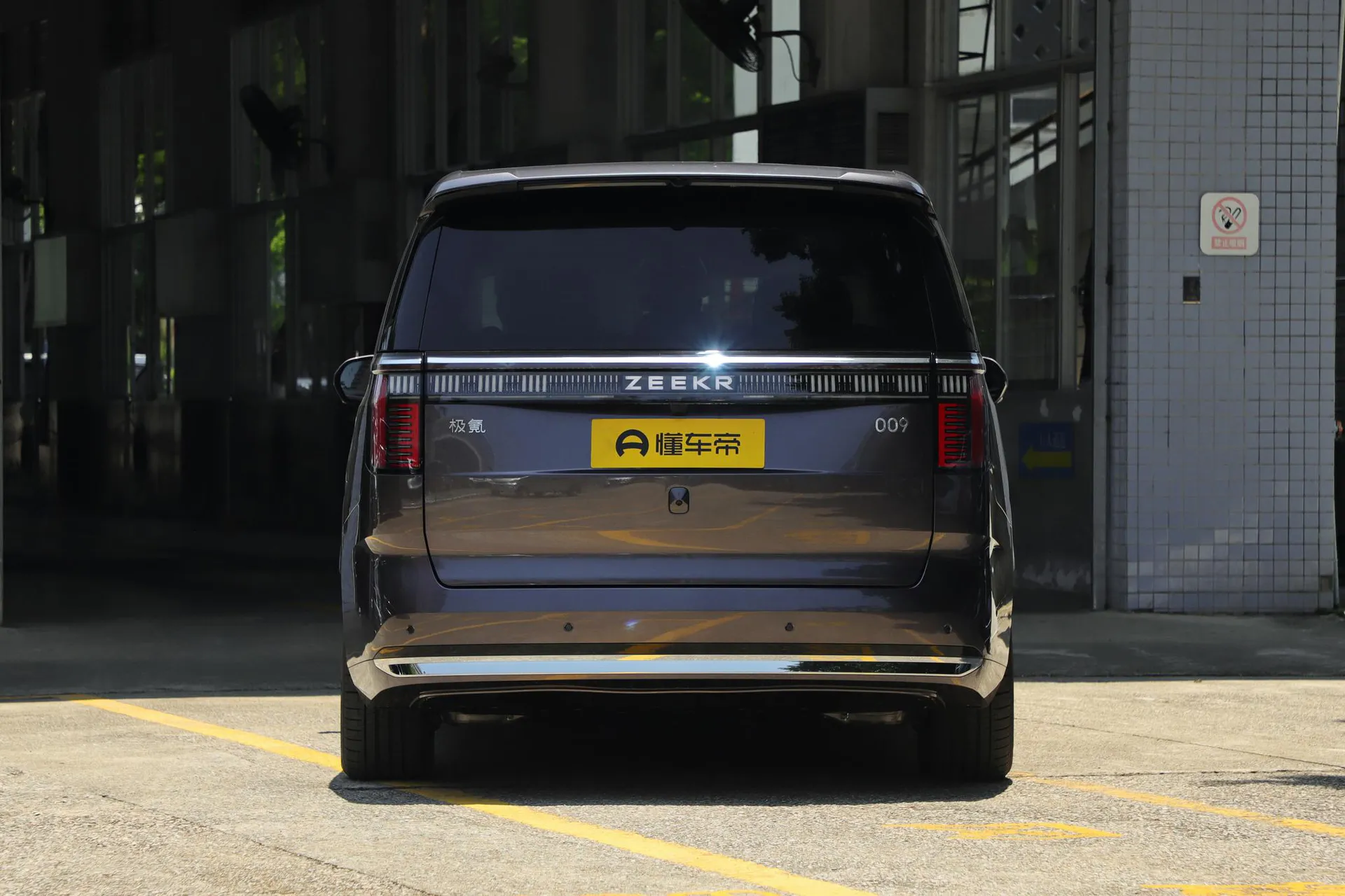  009 7-Seater Aisle AWD 108kWh