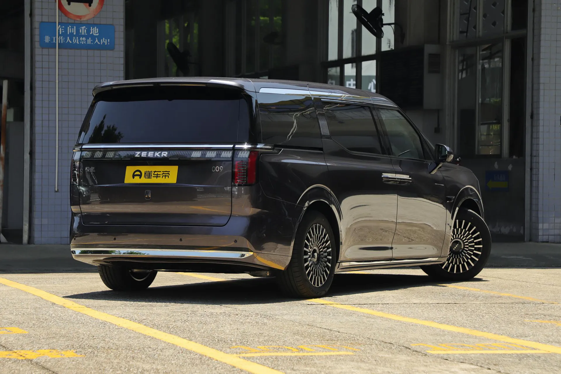  009 7-Seater Aisle AWD 108kWh