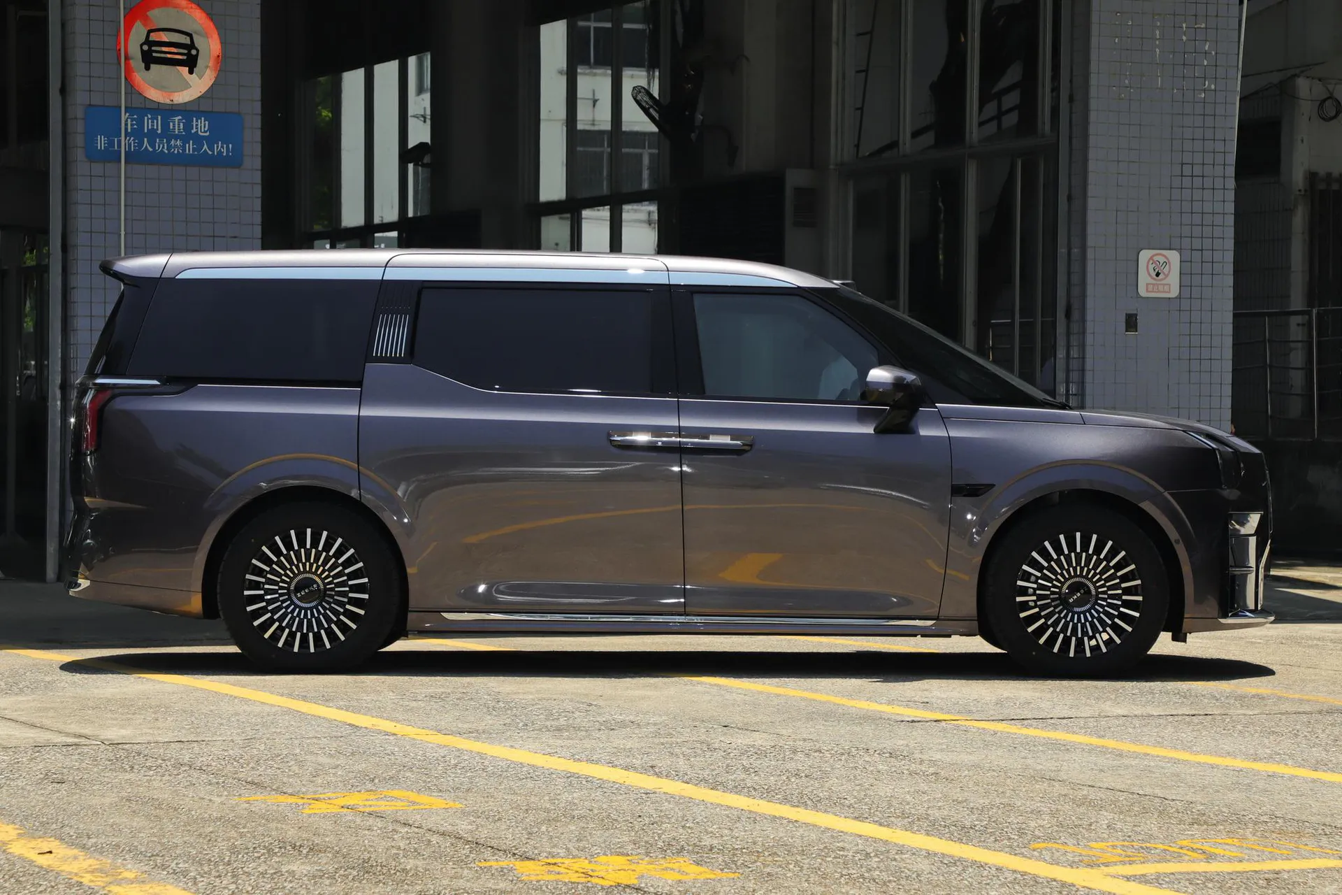  009 7-Seater Aisle AWD 108kWh