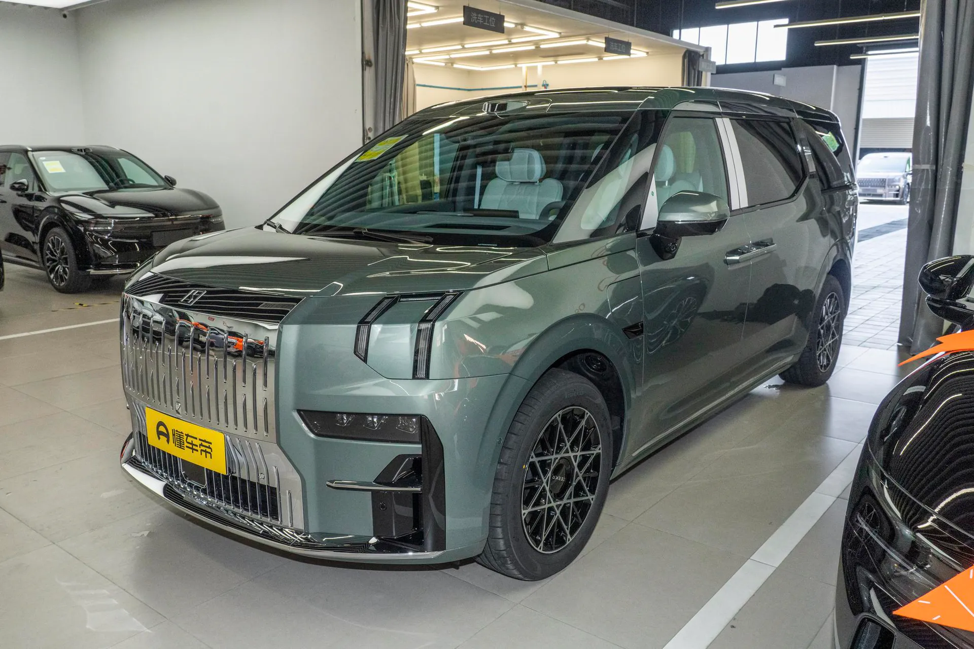  009 7-Seater Aisle AWD 108kWh