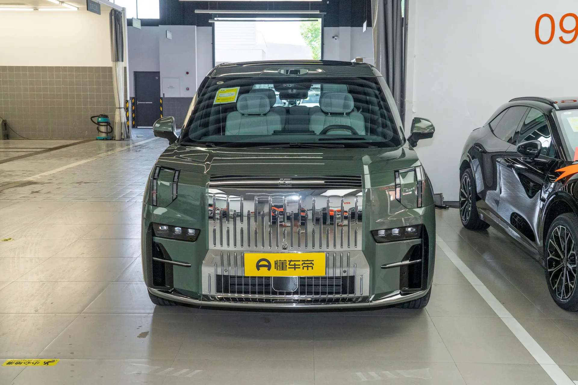  009 7-Seater Aisle AWD 108kWh