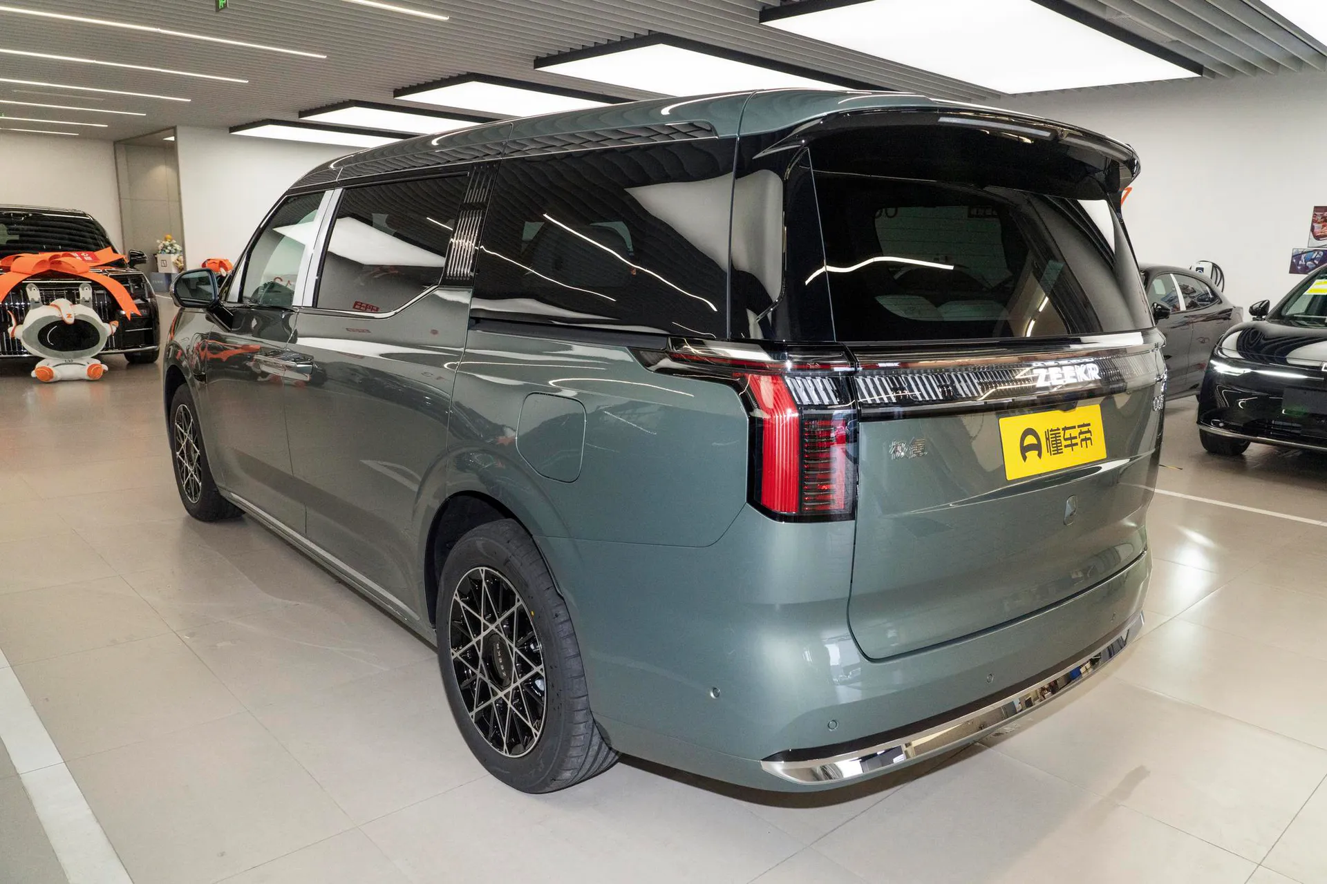  009 7-Seater Aisle AWD 108kWh
