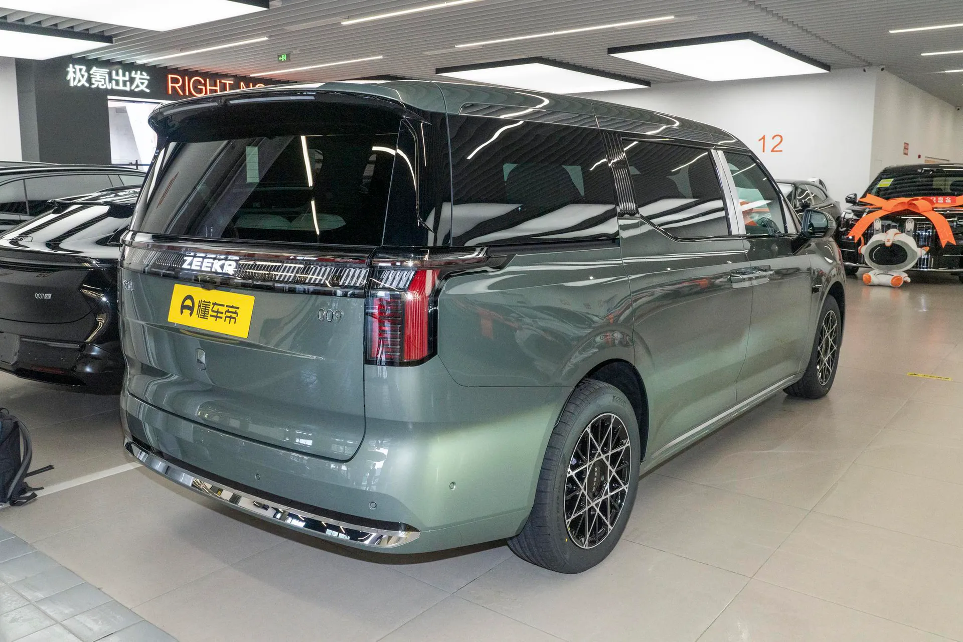  009 7-Seater Aisle AWD 108kWh