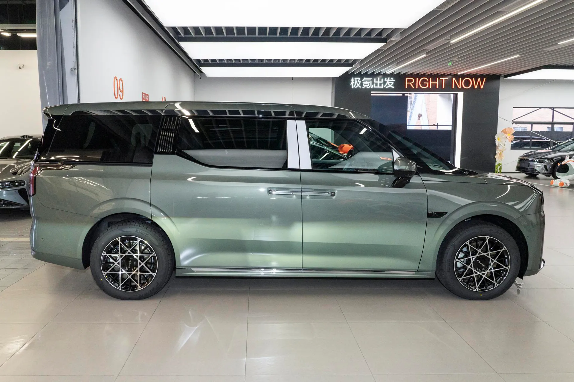  009 7-Seater Aisle AWD 108kWh