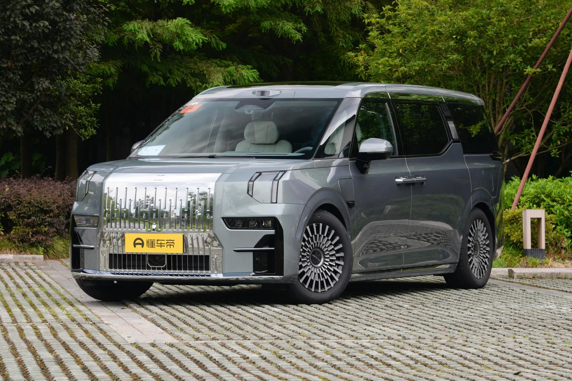  009 7-Seater Aisle AWD 108kWh