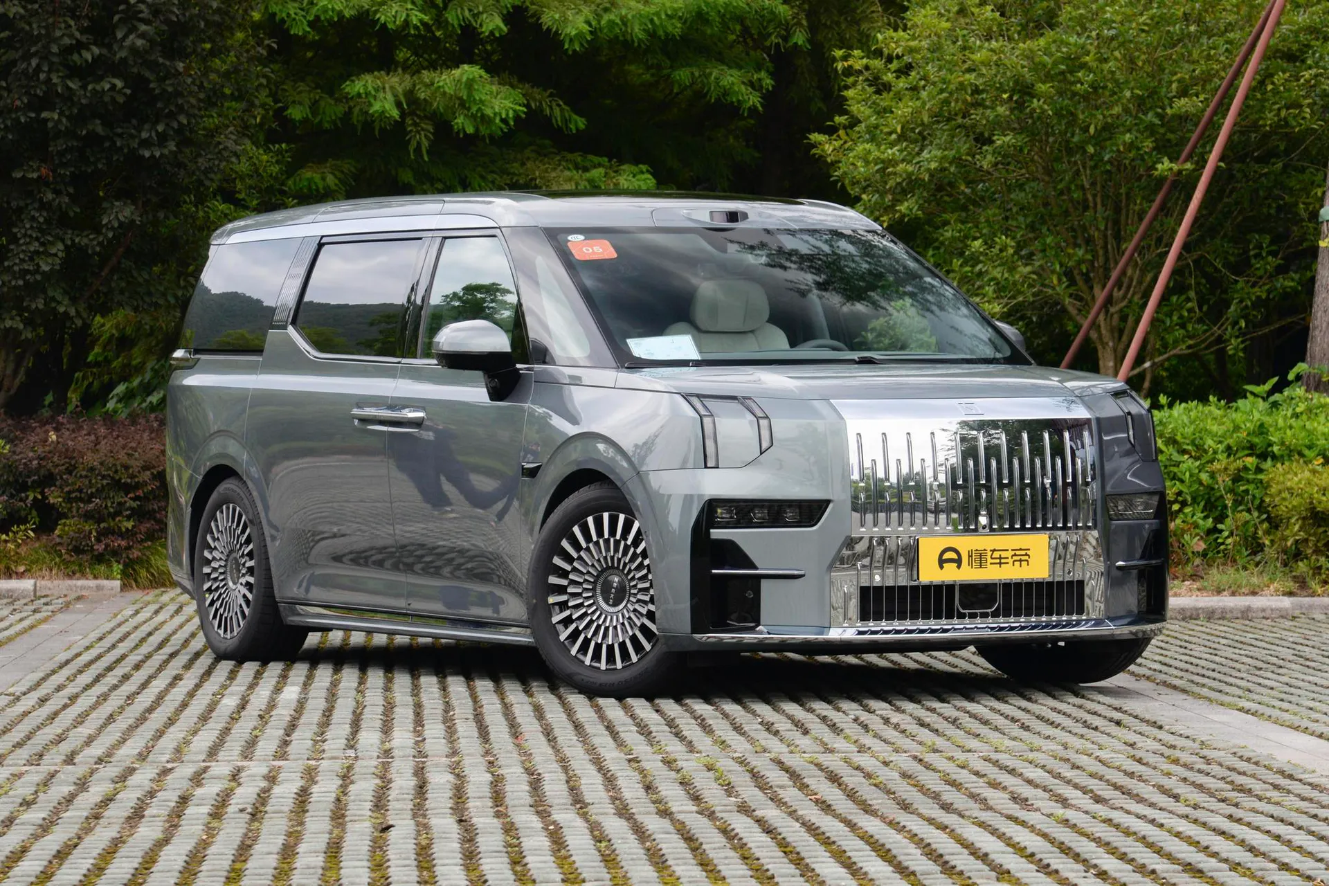  009 7-Seater Aisle AWD 108kWh