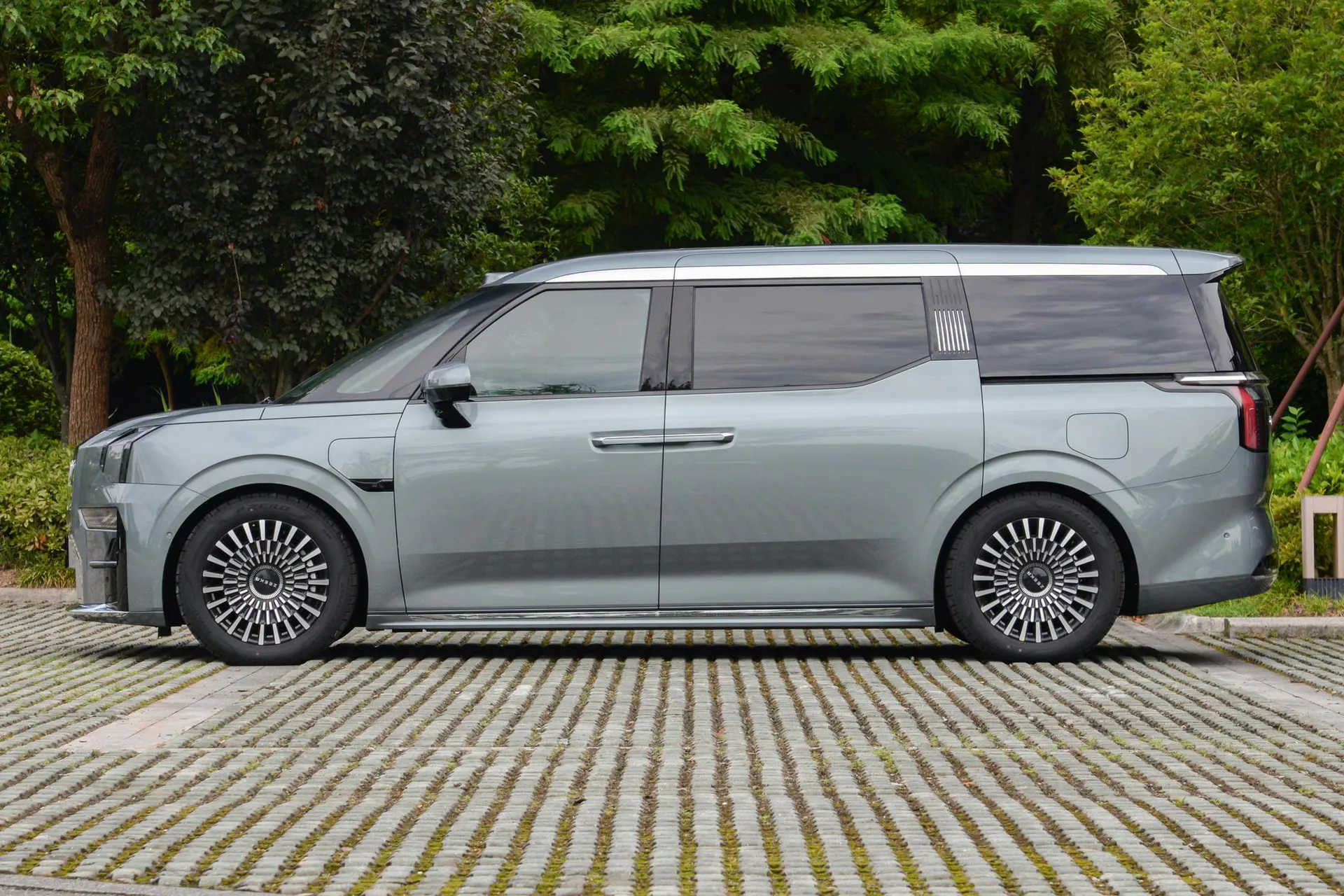  009 7-Seater Aisle AWD 108kWh