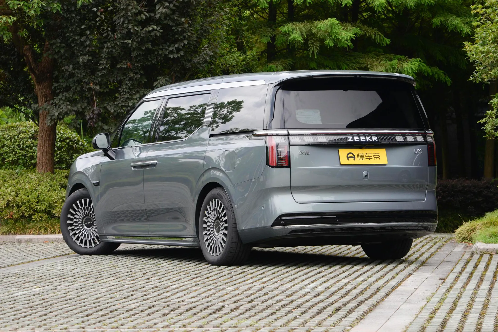 009 7-Seater Aisle AWD 108kWh