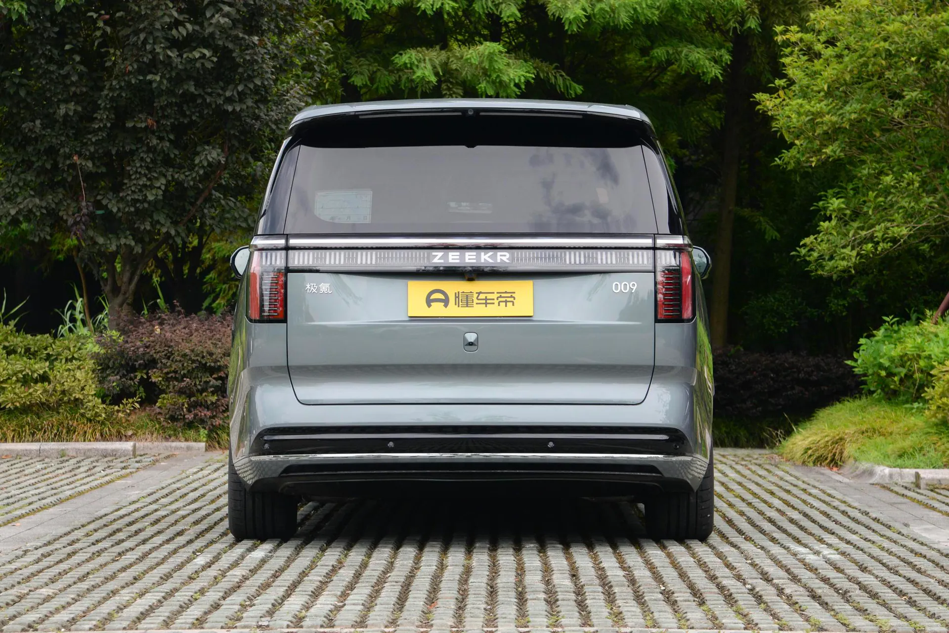  009 7-Seater Aisle AWD 108kWh