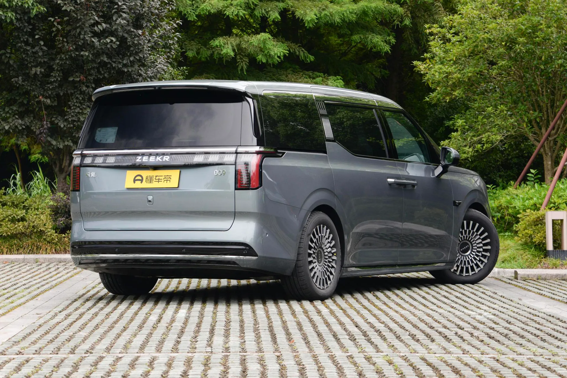  009 7-Seater Aisle AWD 108kWh