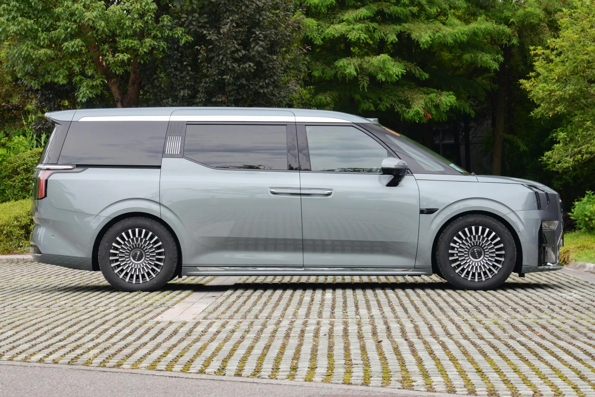  009 7-Seater Aisle AWD 108kWh