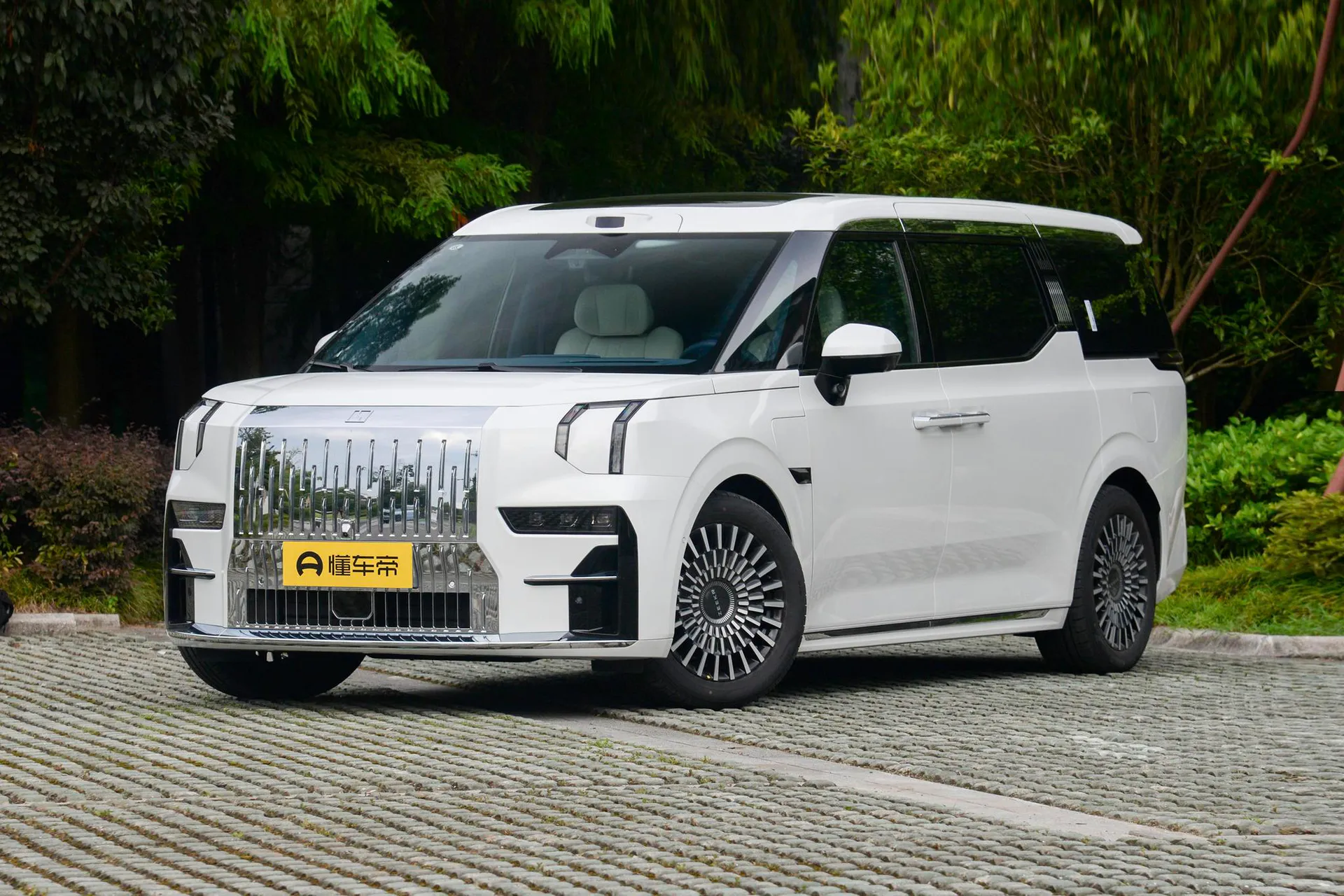  009 7-Seater Aisle AWD 108kWh