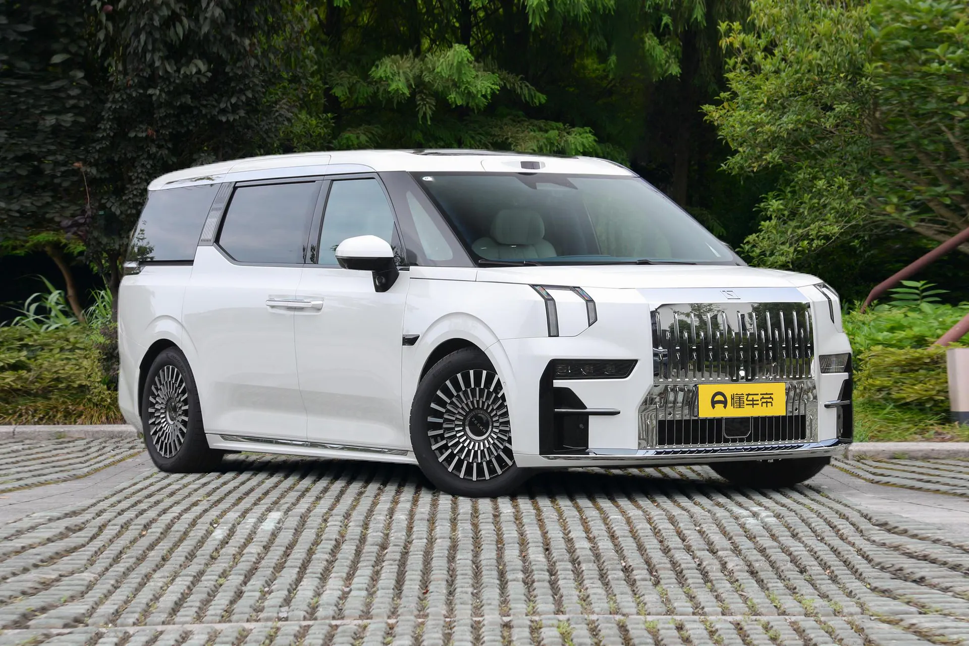  009 7-Seater Aisle AWD 108kWh