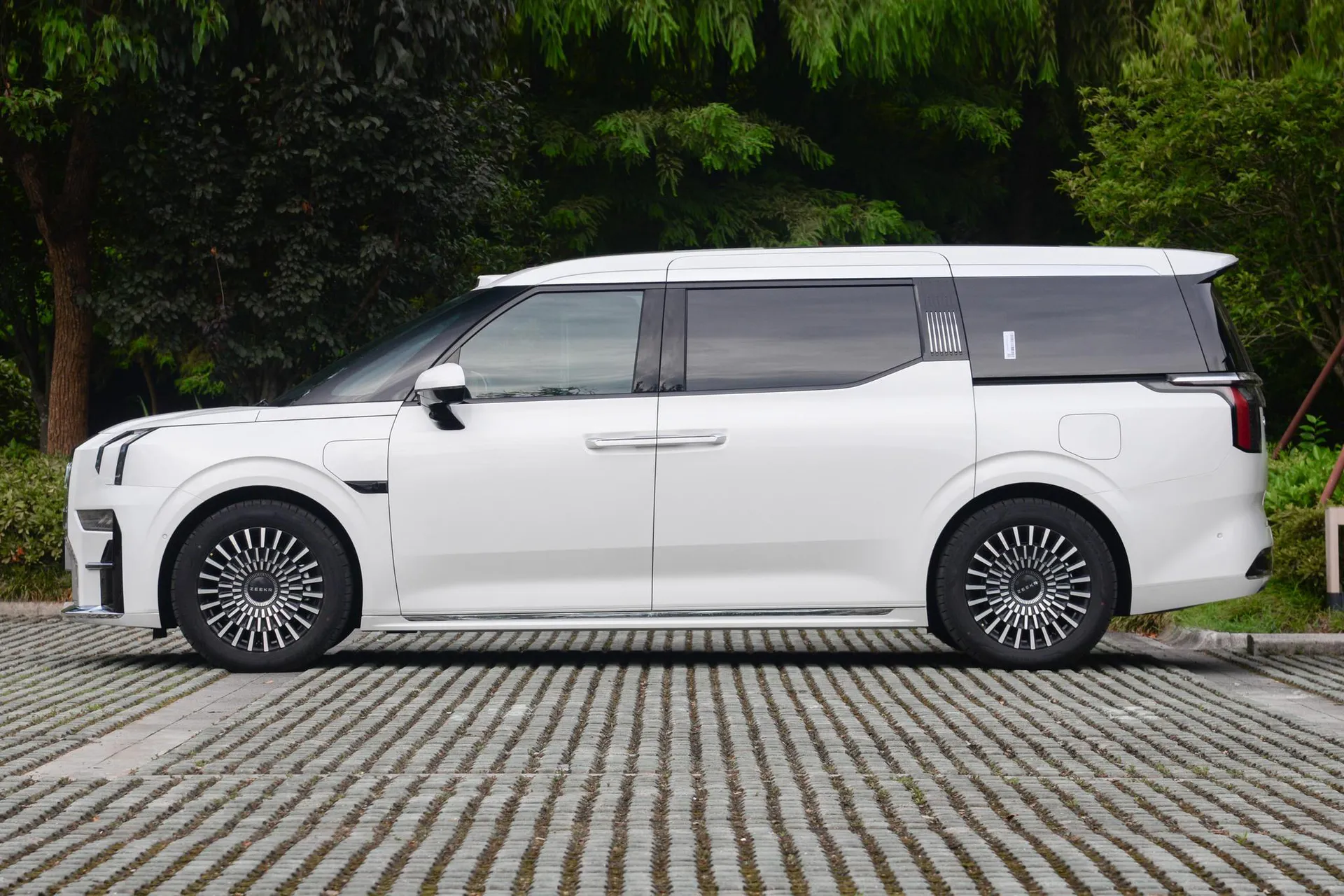  009 7-Seater Aisle AWD 108kWh