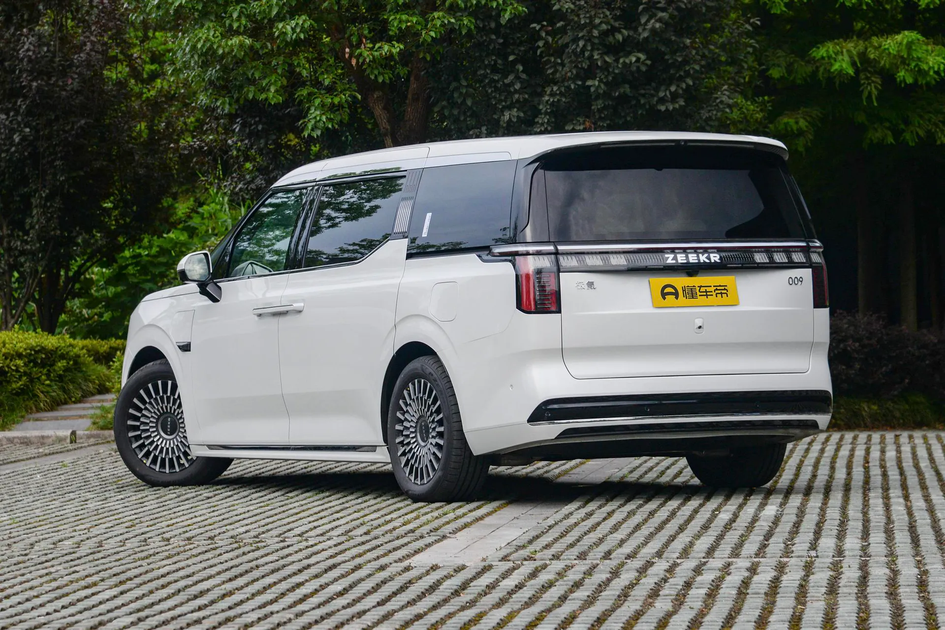  009 7-Seater Aisle AWD 108kWh