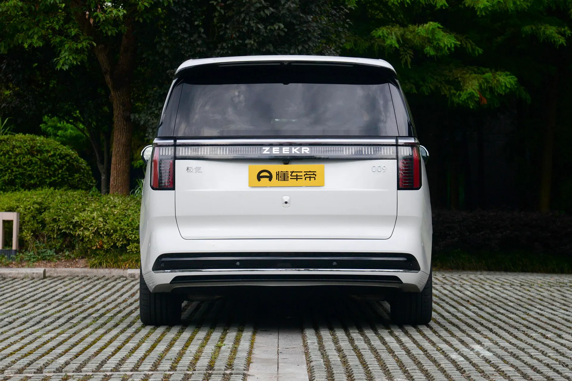  009 7-Seater Aisle AWD 108kWh