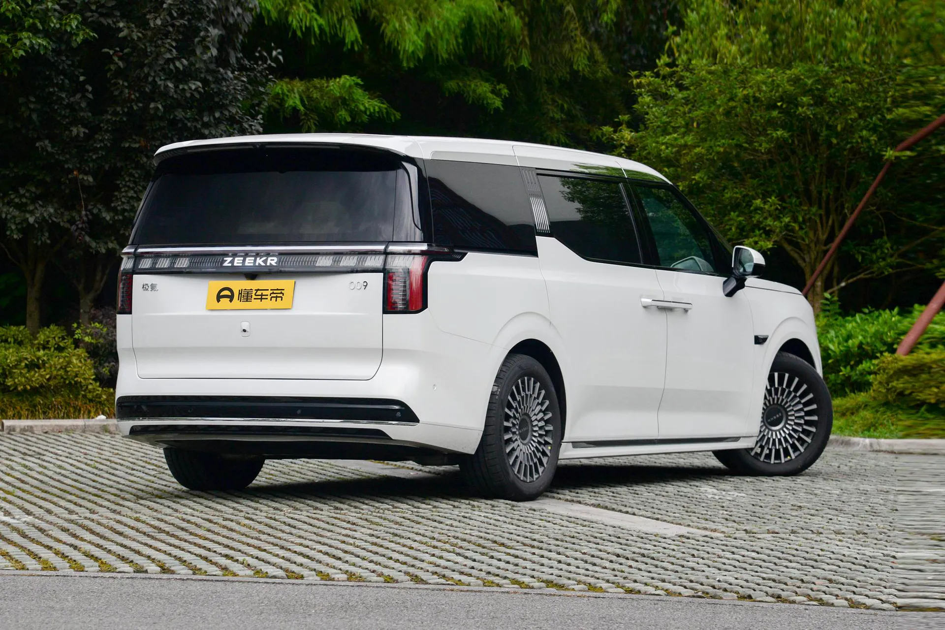  009 7-Seater Aisle AWD 108kWh