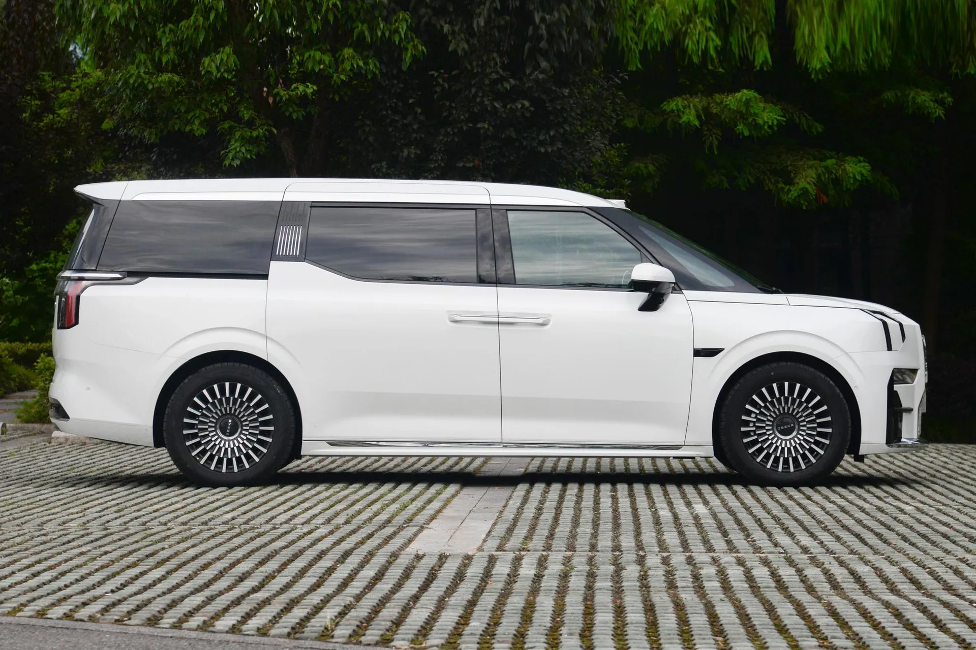  009 7-Seater Aisle AWD 108kWh
